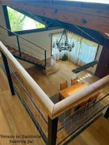 una vista aérea de una habitación con mesa y sillas en La cabaña de bariloche en San Carlos de Bariloche