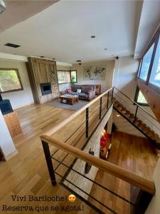 sala de estar de planta abierta con escalera y sala de estar en La cabaña de bariloche en San Carlos de Bariloche
