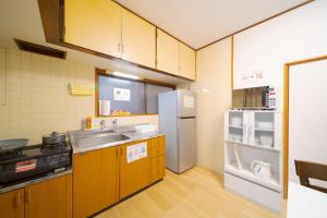 een keuken met een wastafel en een koelkast bij YUFUIN KYOAN - Vacation STAY 87589 in Yufu