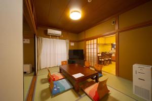 een woonkamer met een tafel en een eetkamer bij YUFUIN KYOAN - Vacation STAY 87589 in Yufu