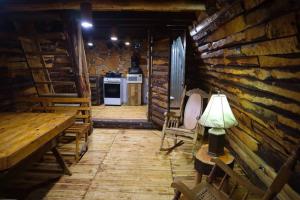 uma cozinha com uma mesa e cadeiras num chalé de madeira em Fuego - Wood Cabin Tecpan (No Wifi, Relax) em Tecpán Guatemala