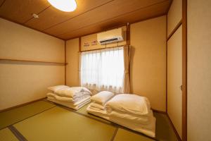 Yufu-no-yu Shiki - Vacation STAY 86840 tesisinde bir odada yatak veya yataklar