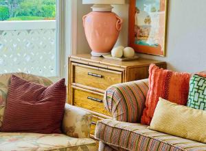 Fernando Flats في بالم بيتش شورز: غرفة معيشة مع أريكة و مزهرية على خزانة ملابس