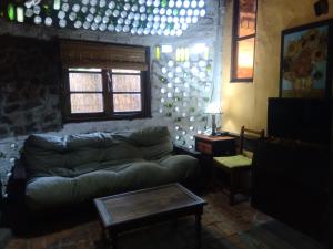ein Wohnzimmer mit einem Sofa und einem Tisch in der Unterkunft Casa Marindia una cuadra playa in Salinas