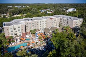 una vista aérea de un hotel con piscina en Residence Inn by Marriott Amelia Island, en Fernandina Beach
