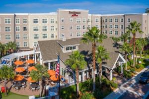 uma vista aérea de um hotel com palmeiras em Residence Inn by Marriott Amelia Island em Fernandina Beach