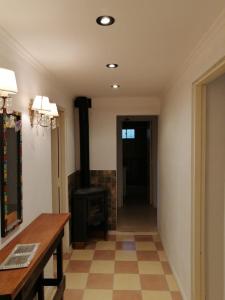 een hal met een houtkachel in een kamer bij ROMFER in San Eduardo del Mar