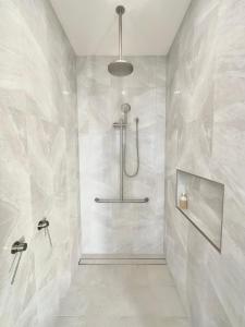 een badkamer met een douche met witte tegels bij Koopalanda Dreaming in Vivonne Bay
