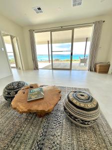 Vivonne Bay的住宿－庫帕蘭達夢想度假屋，享有海景的客厅