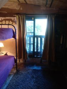 Schlafzimmer mit einem Bett und einem Fenster mit Vorhängen in der Unterkunft Casa Marindia una cuadra playa in Salinas