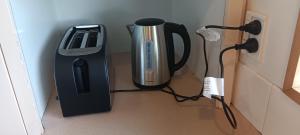 漢默溫泉的住宿－1 St James，隔壁的房间设有咖啡壶和温热器