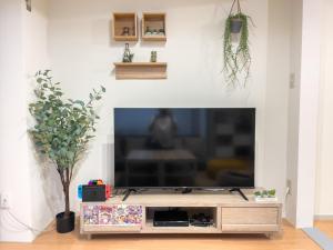 大阪的住宿－TasoneUrbanStayOsaka なんば日本橋三陽グリーンハイツ203，带平面电视的客厅