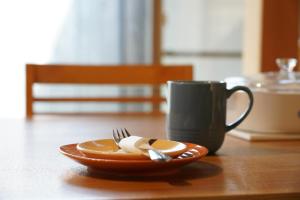 um prato com um garfo e um copo sobre uma mesa em 桜香楽　宮津町家　Sakara Miyazu-Machiya em Miyazu