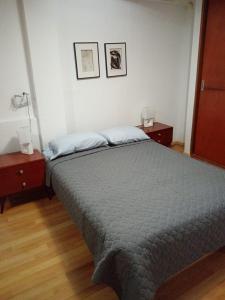 EDIFICIO MARIA KIAN في سان بارتولو: غرفة نوم بها سرير وسريرين فرديين ومصباحين