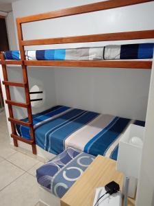 Ce dortoir comprend 2 lits superposés et un bureau. dans l'établissement EDIFICIO MARIA KIAN, à San Bartolo
