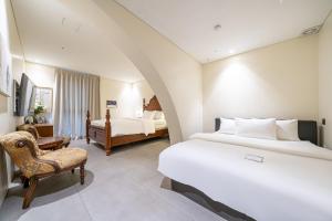 首爾的住宿－Hotel Lemong，酒店客房,配有两张床和椅子