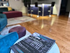 un libro sentado en una mesa en una habitación en Penthouse: Casa Colore en Utica