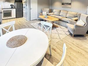 een woonkamer met een witte tafel en stoelen bij Holiday home Hornnes in Hornnes