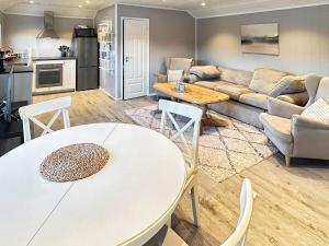 uma sala de estar com uma mesa branca e um sofá em Holiday home Hornnes em Hornnes