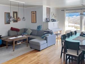 ein Wohnzimmer mit einem Sofa und einem Tisch in der Unterkunft Holiday home Vikholmen 
