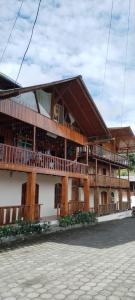 ein Gebäude mit Holzbalkonen auf der Seite in der Unterkunft Chocotulipe Lodge & Spa in Mindo