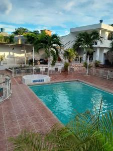 uma grande piscina em frente a um hotel em VILLA MARIA em Turbaco