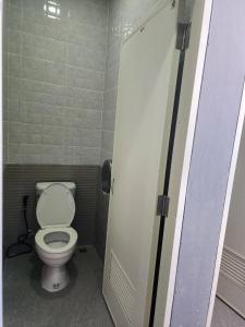 łazienka z białą toaletą w kabinie w obiekcie No 9 HOUSE Hua Hin w mieście Khao Tao