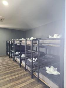 Zimmer mit 4 Etagenbetten mit Handtüchern und Schuhen in der Unterkunft No 9 HOUSE Hua Hin in Khao Tao