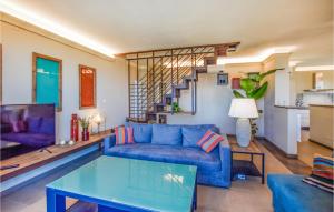 een woonkamer met een blauwe bank en een glazen tafel bij Stunning Home In Montebuono With Outdoor Swimming Pool in San Savino