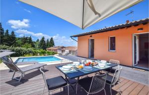 een patio met een tafel en stoelen en een zwembad bij Stunning Home In Montebuono With Outdoor Swimming Pool in San Savino