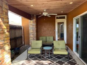 patio con sillas, mesa y ventilador de techo en The Signature Orange Grove Suite, en Lake Alfred