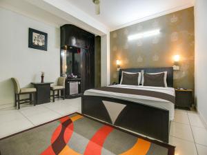 a bedroom with a bed and a table and chairs at Super Collection O KOP INTERNATIONAL in Ludhiana