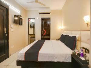 ein Schlafzimmer mit einem großen Bett in einem Zimmer in der Unterkunft Super Collection O KOP INTERNATIONAL in Ludhiana