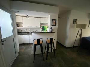 Кухня или мини-кухня в Lindo apto Mvd shopping puerto de buceo/pocitos
 +4 фотографии