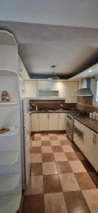 uma cozinha com electrodomésticos brancos e um piso xadrez em LUCILU NUEVO POETA em Córdova