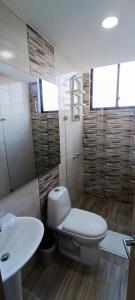 派帕的住宿－Apartamento para descansar 3，浴室配有卫生间、盥洗盆和淋浴。