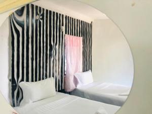 Giường trong phòng chung tại The Relax Resort