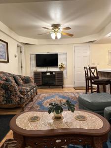 ein Wohnzimmer mit einem Sofa und einem Tisch in der Unterkunft Cozy Cottage House A with Carport in Twin Falls