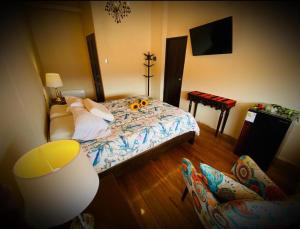 a small bedroom with a bed and a couch at Cusco Hotel Boutique in Cusco