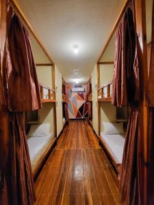 einen Flur mit 2 Etagenbetten in einem Zimmer in der Unterkunft Dam Dam Place in San Vicente