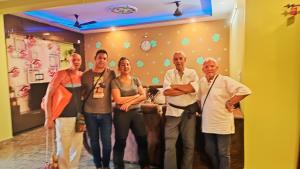 um grupo de pessoas posando para uma foto em um quarto em Sahara premium family homestay em Maiçor
