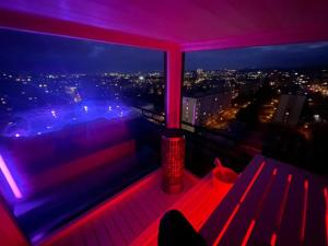 um quarto com vista para uma cidade à noite em Albelli Luxury Skyview em Košice