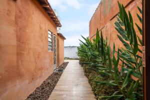 a walkway next to a building with plants at Casa da Cris in Sao Paulo