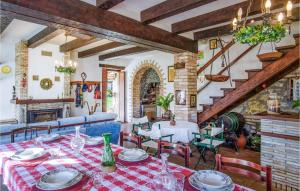 jadalnia ze stołem, krzesłami i schodami w obiekcie 4 Bedroom Beautiful Home In Acqualagna w mieście Acqualagna