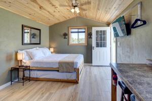una camera con letto e soffitto in legno di Eagle’s Landing Lodge a Custer