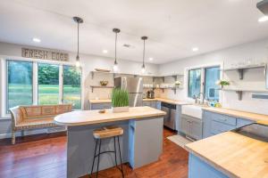 una grande cucina con isola al centro di Secluded Waterfront A-Frame Cabin w/ Pvt Lake a Fithian