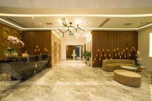 a lobby of a hotel with a waiting room at Hai Trieu Hotel in Da Nang