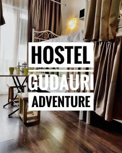 une chambre avec un lit et une table avec un appareil de quarantaine aigilivé dans l'établissement Hostel Gudauri Adventure, à Goudaouri