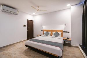 1 dormitorio con 1 cama grande en una habitación en Townhouse De Alphabet Karmanghat, en Hyderabad