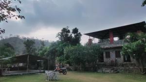 ラナクプールにあるKross Adventure Lodge, Ranakpurの建物前の二輪車に乗る男